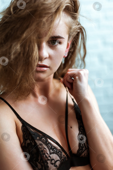 Скачать Эротичная женщина в нижнем белье позирует в студии фотосток Ozero