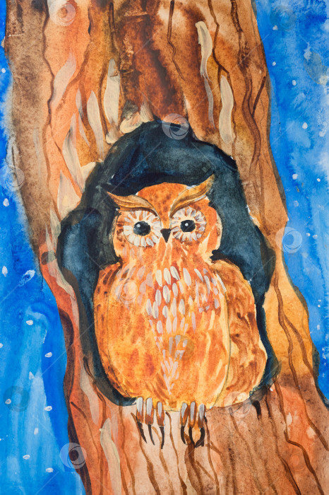 Скачать детский акварельный рисунок своими руками на текстурированной бумаге - коричневая птица сова, филин или филин ночью сидит в дупле дерева. дикое животное. детская художественная роспись ручной работы фотосток Ozero