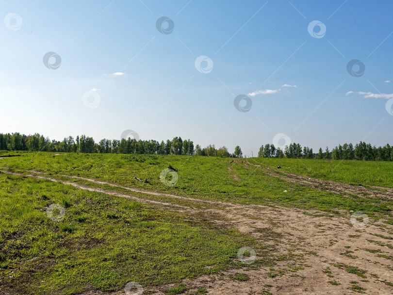 Скачать Грунтовая дорога в яркий весенний день фотосток Ozero