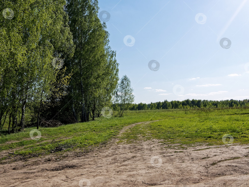 Скачать Грунтовая дорога в яркий весенний день фотосток Ozero