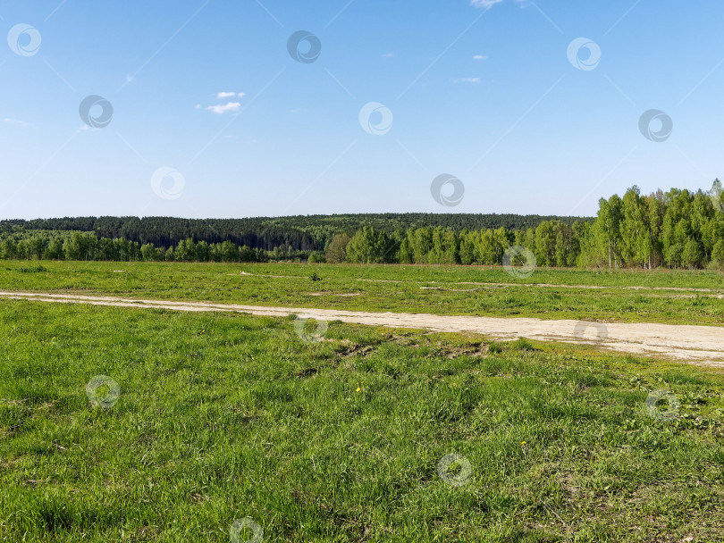 Скачать Грунтовая дорога в яркий весенний день фотосток Ozero