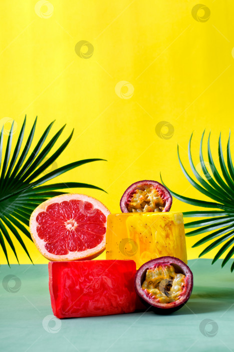 Скачать Кусочки мыла красного и желтого цветов с маракуйей и грейпфрутом. фотосток Ozero