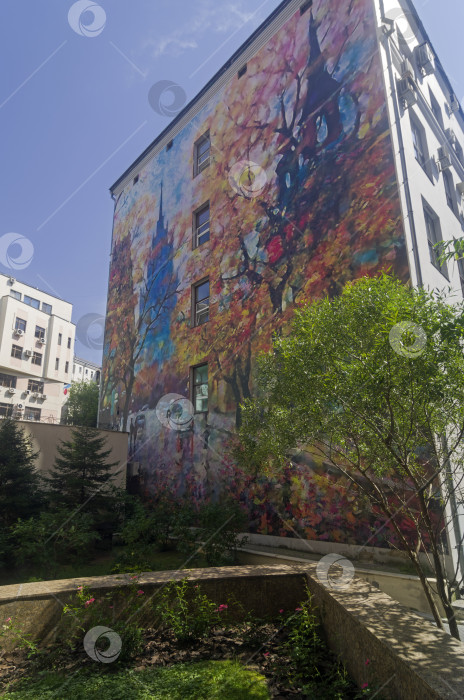 Скачать Городской пейзаж Москвы, нарисованный на стене здания. Арбат, Москва. фотосток Ozero