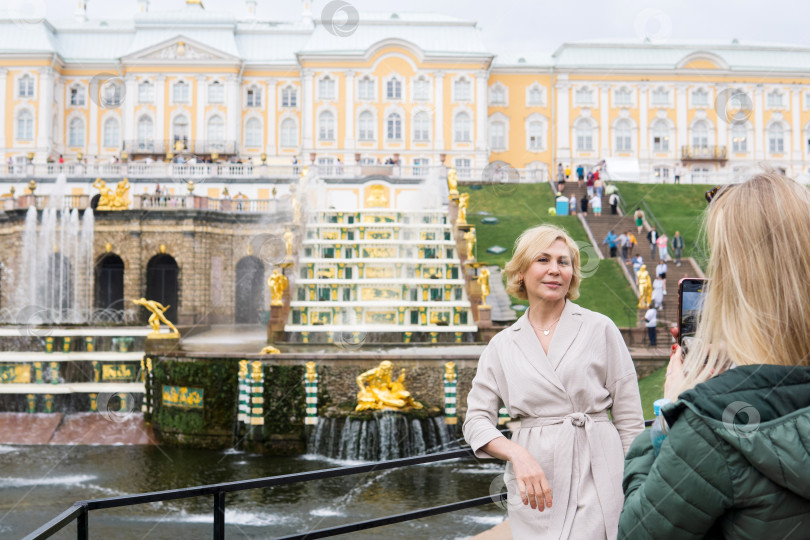 Скачать туристы фотографируются на фоне Большого каскада в дворцовом парке Петергоф, Санкт-Петербург фотосток Ozero