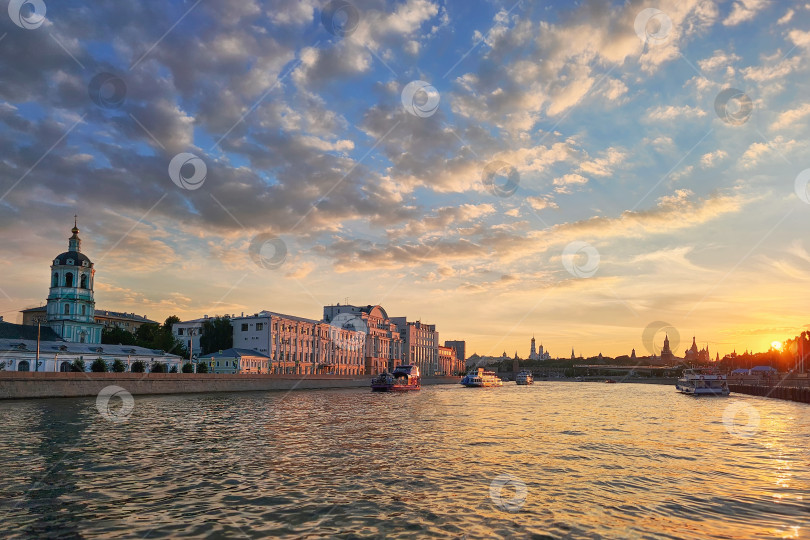 Скачать Фантастический огненный закат над Москвой-рекой. фотосток Ozero