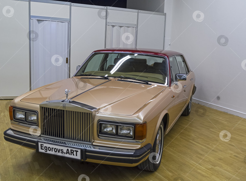 Скачать Автомобиль Rolls Royce Silver Spur серии 1 фотосток Ozero