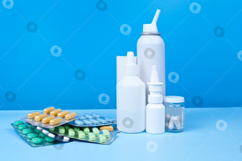 Скачать Концепция медицины. Набор таблеток. набор лекарств. Различные капсулы. на синем фоне изображена концепция таблеток, покупки лекарств и шоппинга. фотосток Ozero