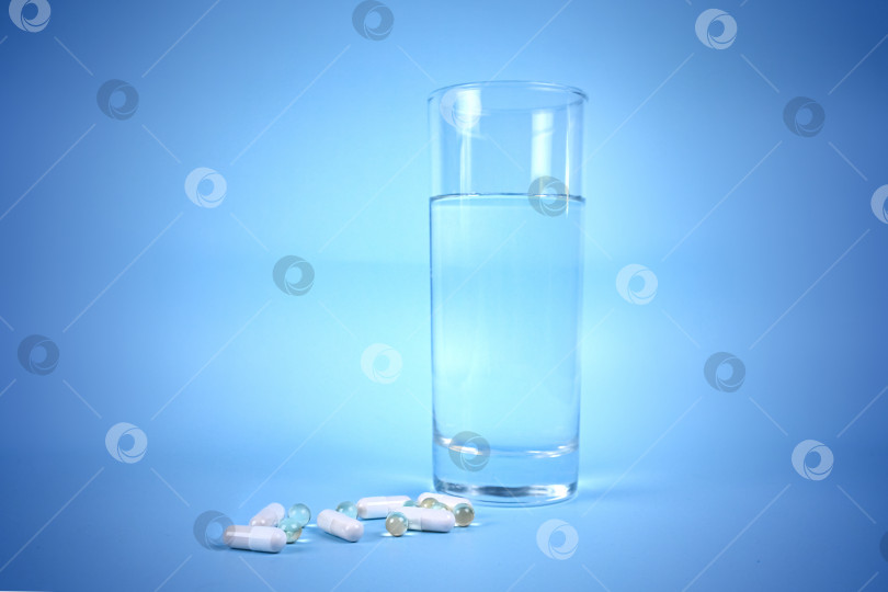Скачать Таблетки и стакан воды на столе. пейте воду и принимайте лекарства (таблетки) - они укрепят ваш организм во время болезни фотосток Ozero