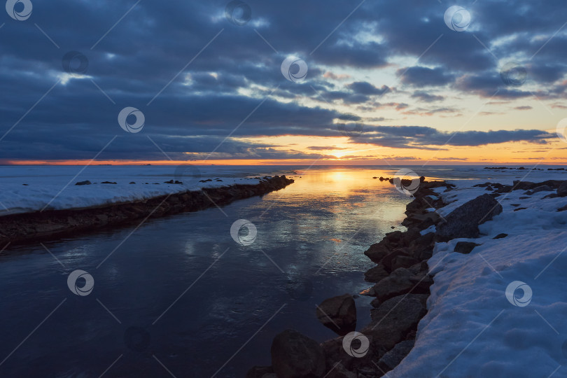 Скачать Устье реки и море во время захода солнца. фотосток Ozero