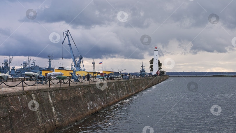 Скачать Военно-морской флот России и маяк в порту города Кронштадт. фотосток Ozero