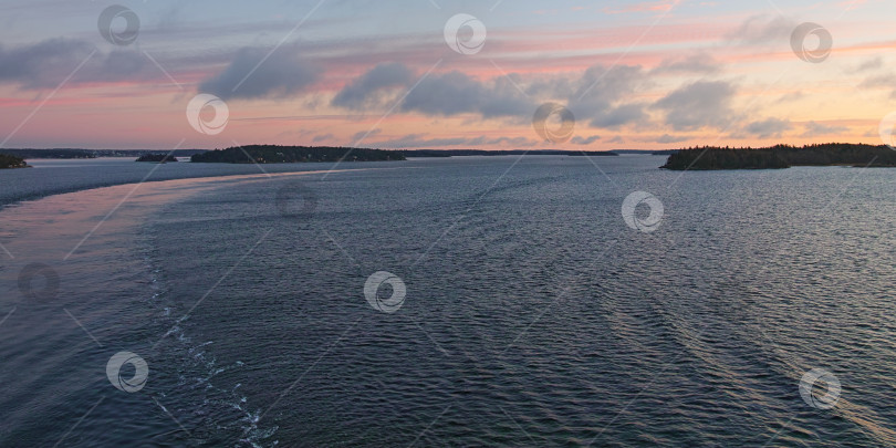 Скачать Острова архипелага недалеко от столицы Швеции Стокгольма и Балтийское море на закате. фотосток Ozero