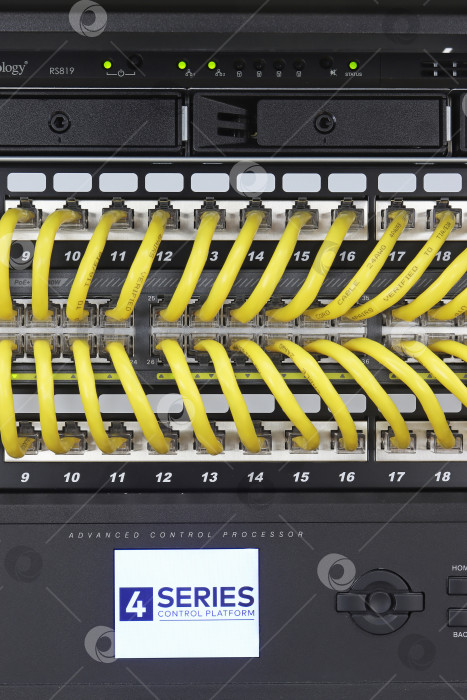 Скачать Подключение коммутатора Ethernet с помощью патч-кордов с разъемом RJ45 фотосток Ozero