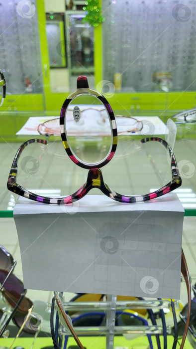 Скачать Специальные очки для нанесения макияжа на полке магазина оптики фотосток Ozero