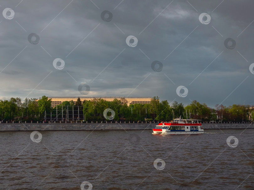 Скачать Потрясающий вид на Москву-реку. Красный туристический катер в sunse фотосток Ozero