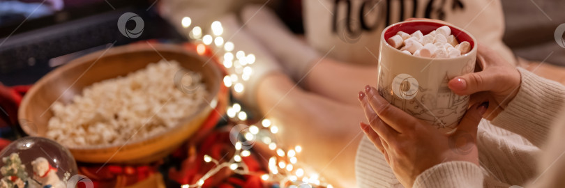 Скачать молодая откровенная женщина с Рождеством или с новым годом в канун темной ночи дома фотосток Ozero