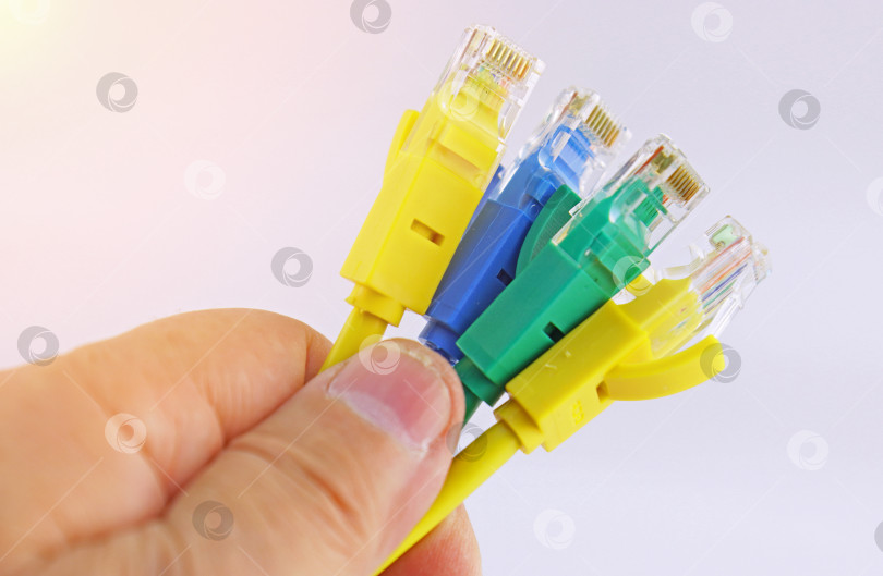 Скачать Рука держит патч-корд Ethernet с разъемом RJ45 фотосток Ozero