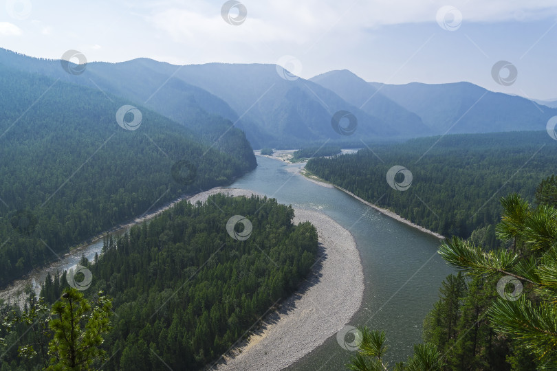 Скачать Вид с высоты птичьего полета на долину горной реки. Сибирь. фотосток Ozero