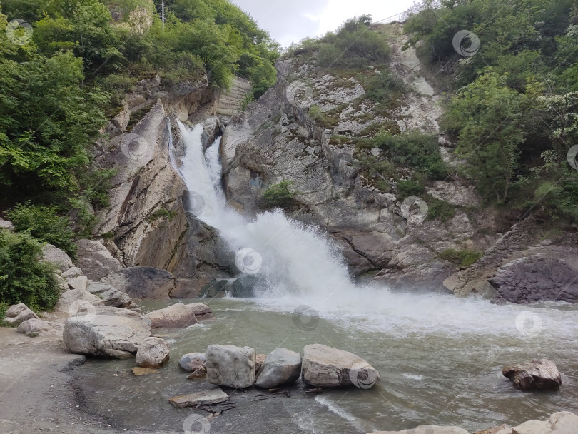 Скачать Водопад в горах фотосток Ozero