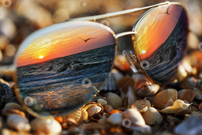 Скачать Солнцезащитные очки на пляже с отражением моря в них фотосток Ozero