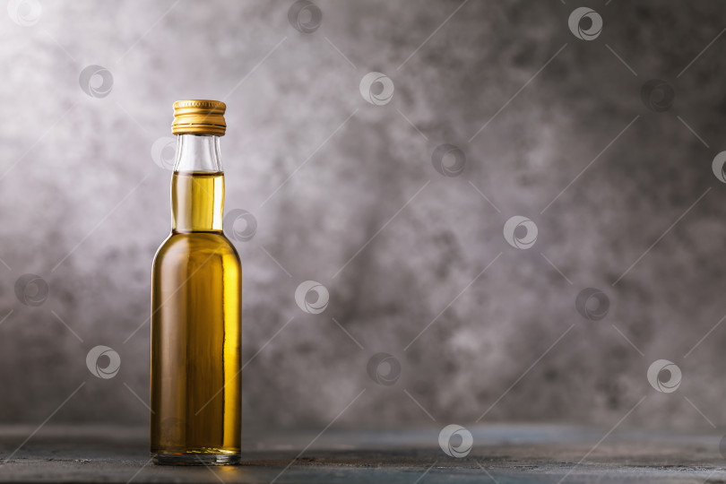 Скачать Бутылка виски на столе с местом для копирования фотосток Ozero