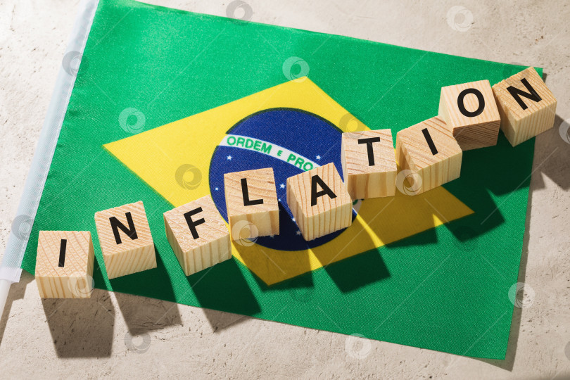 Скачать Бразильский флаг и деревянные кубики с текстом, концепция на тему инфляции в Бразилии фотосток Ozero