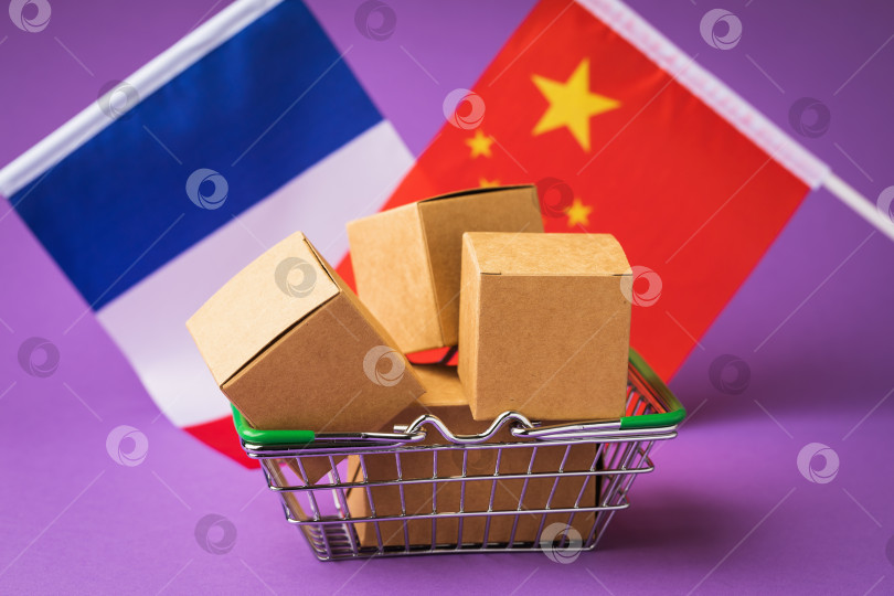Скачать Коробки в корзине с продуктами и флаги Китая и Франции на цветном фоне, концепция торговли между странами фотосток Ozero