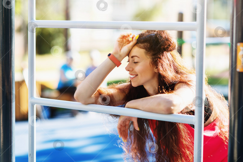 Скачать Портрет молодой женщины, отдыхающей на спортивной площадке в парке фотосток Ozero