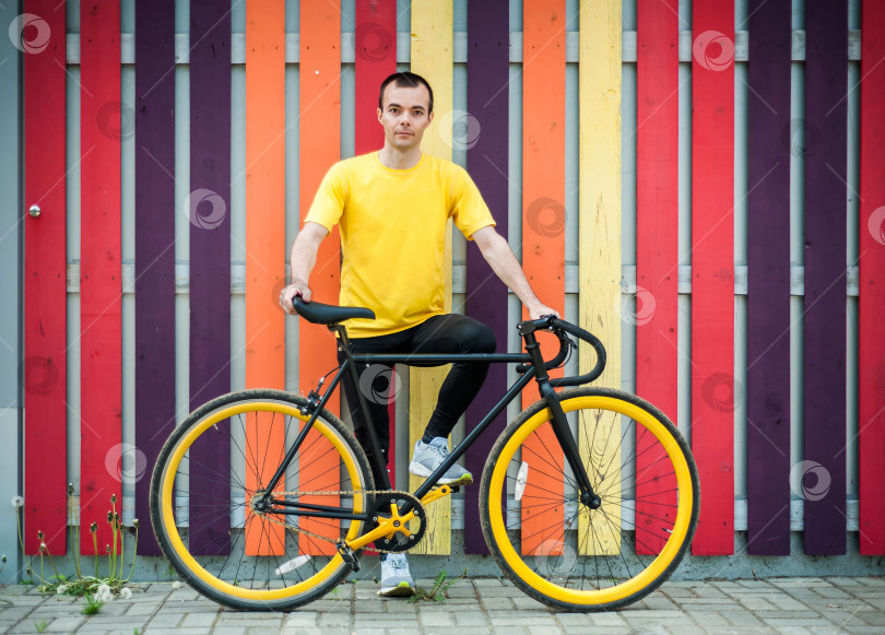 Скачать Портрет молодого человека с велосипедом. фотосток Ozero
