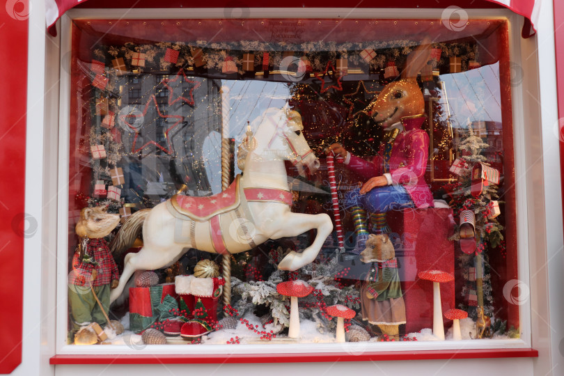 Скачать витрина магазина с рождественскими украшениями фотосток Ozero