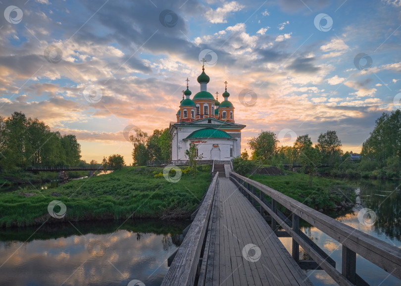 Скачать Православная церковь на закате солнца в древнем городе Олонец. фотосток Ozero