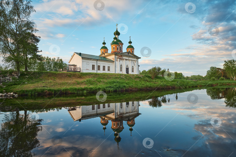 Скачать Православная церковь у реки в древнем городе Олонец. фотосток Ozero