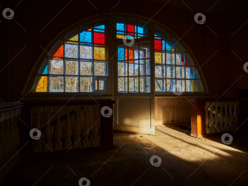 Скачать Луч света и мозаичное окно на старой даче. фотосток Ozero