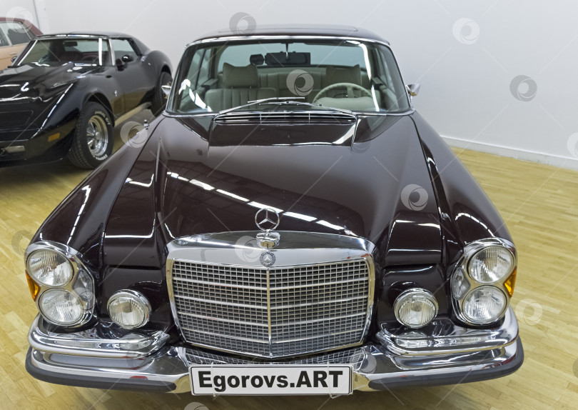 Скачать Автомобиль Mercedes-Benz 280 SE фотосток Ozero