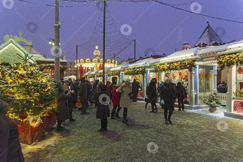 Скачать Рождественская ярмарка в центре Москвы фотосток Ozero