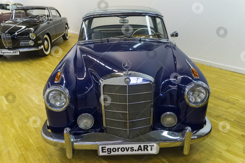 Скачать Автомобиль Mercedes-Benz 220S фотосток Ozero