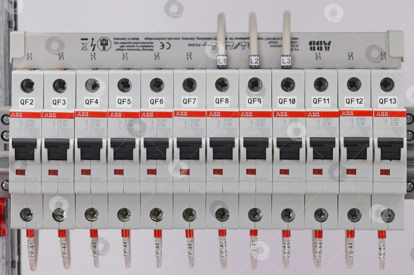 Скачать Автоматические выключатели ABB для защиты от перегрузки и короткого замыкания в нагрузке. фотосток Ozero