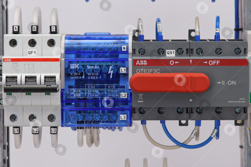 Скачать Автоматические выключатели ABB для защиты от перегрузки и короткого замыкания в нагрузке. фотосток Ozero
