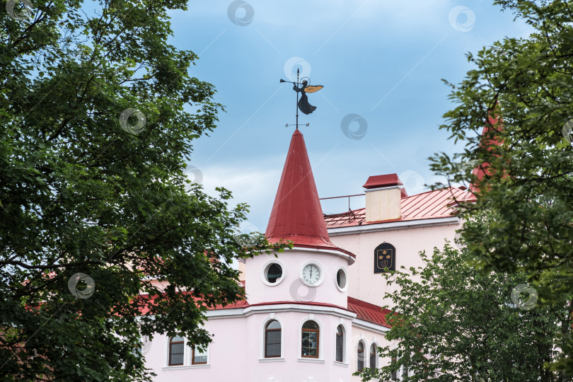 Скачать старинное здание с красивым флюгером в виде трубящего ангела фотосток Ozero