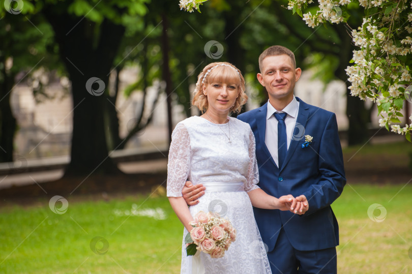 Скачать Жених и невеста во время свадьбы на природе, портрет в полный рост фотосток Ozero