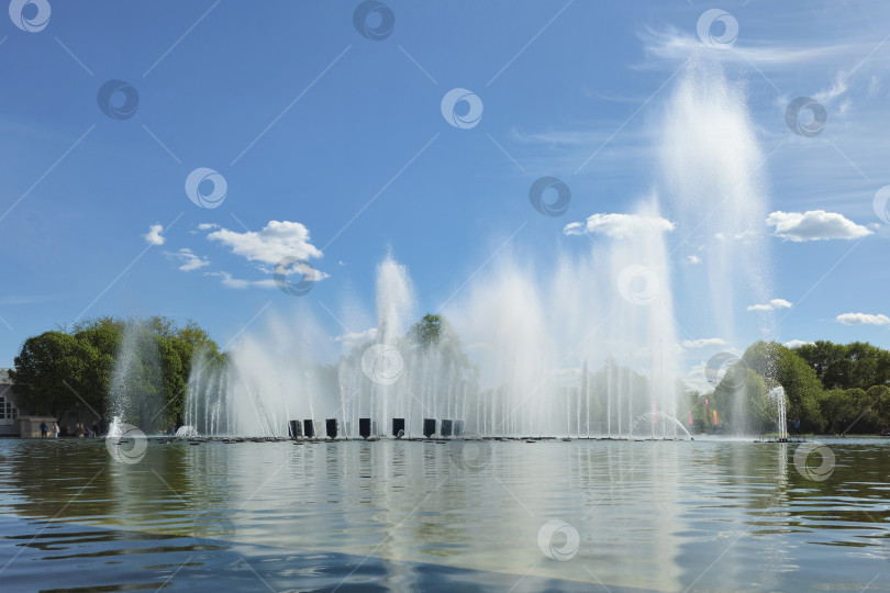 Скачать Фонтан в городском парке. Парк Горького. Москва. фотосток Ozero