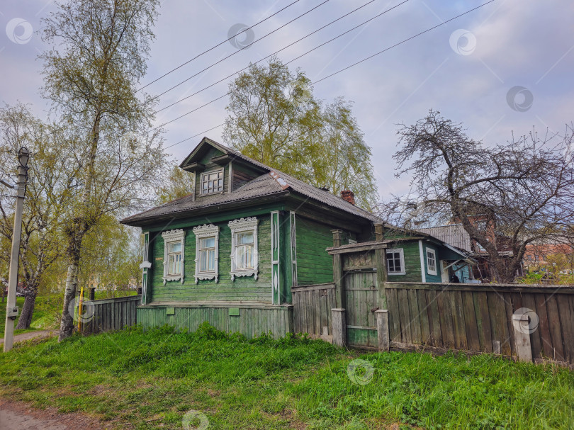 Скачать Старый зеленый деревянный дом в городе Тутаев Ярославской области. Россия. фотосток Ozero