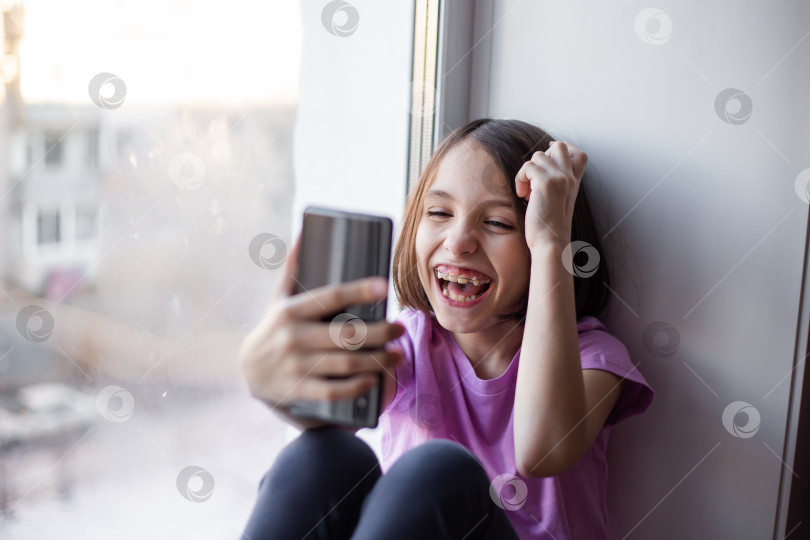 Скачать Смеющаяся девушка со съемным ортодонтическим аппаратом фотосток Ozero