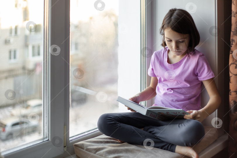 Скачать Девочка-подросток, читающая книгу фотосток Ozero