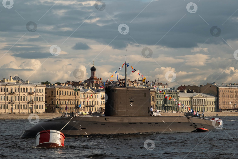 Скачать Подводная лодка на Неве во время подготовки к параду ВМФ фотосток Ozero