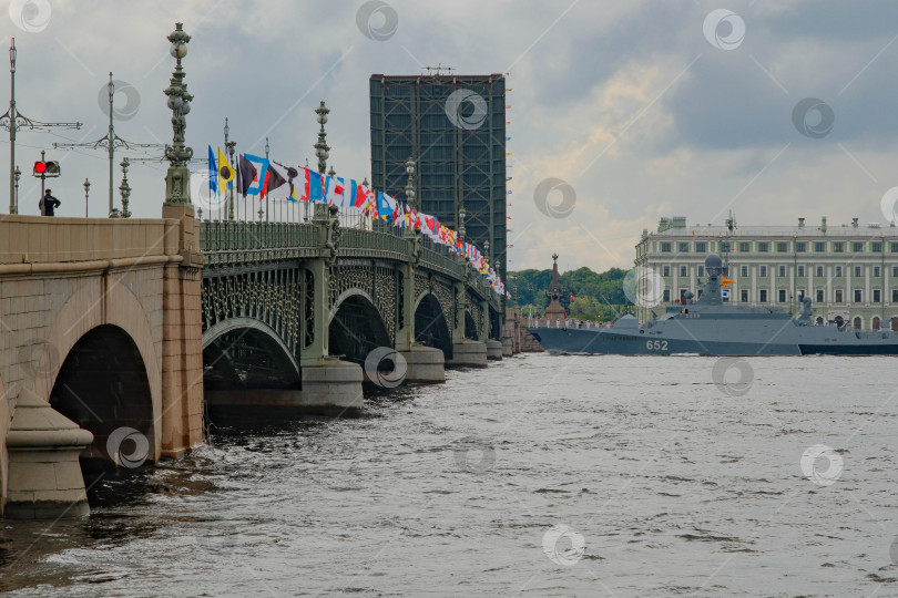 Скачать Военный корабль с матросами на палубе проходит под Троицким мостом фотосток Ozero