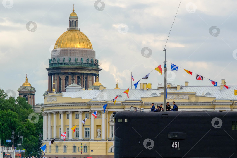 Скачать Экипаж подводной лодки на фоне Исакиевского собора фотосток Ozero