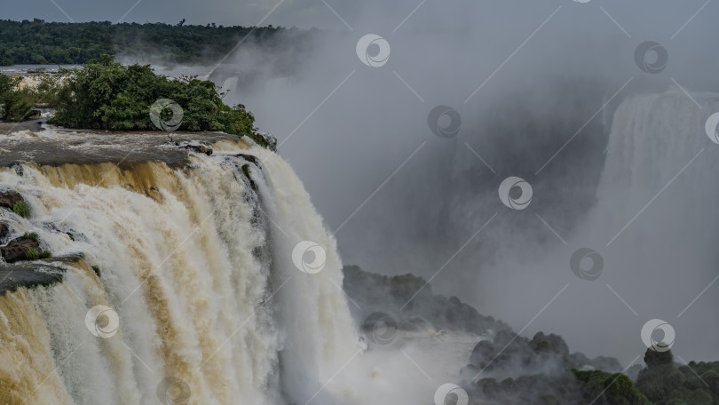 Скачать Впечатляющий водопадный пейзаж. фотосток Ozero