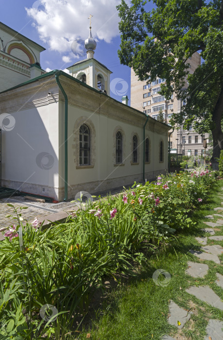 Скачать Цветочный сад во дворе православной церкви. Центр Москвы. фотосток Ozero