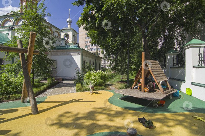 Скачать Детская площадка во дворе православного храма в центре Москвы фотосток Ozero