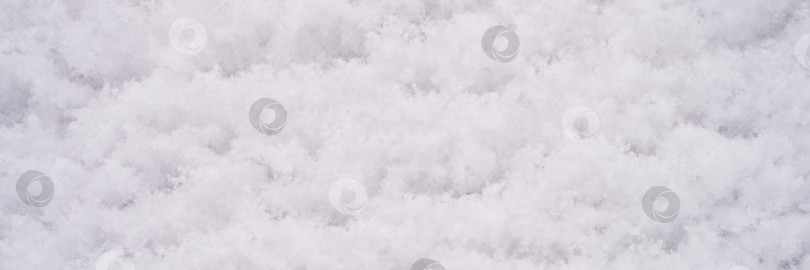 Скачать текстура зимнего фона, свежий снег, покрывающий землю. естественный абстрактный узор плоского шероховатого покрытия снежной поверхности. ледяные замерзшие снежинки на легких спокойных сугробах крупным планом. природа и рождественское время фотосток Ozero